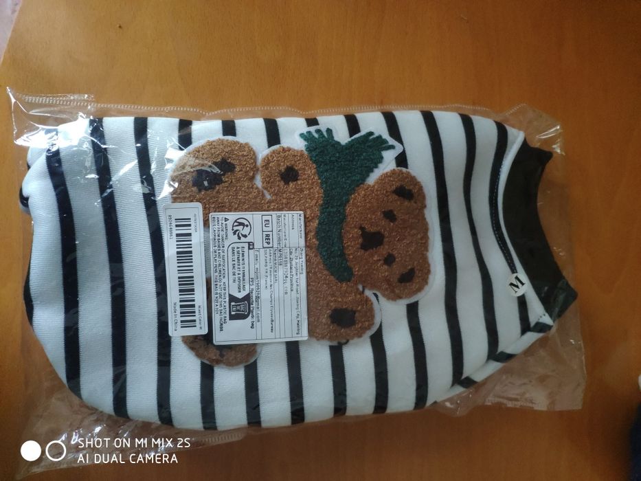 Vestuário para animais de porte pequeno.