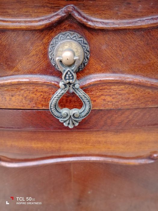 Duas mesinhas de cabeceira muito antigas.