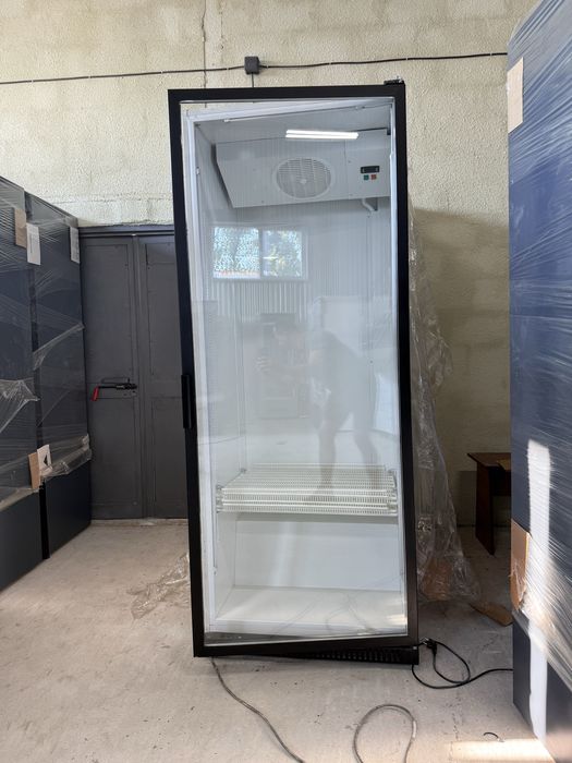 Холодильник вітрина холодильна шафа