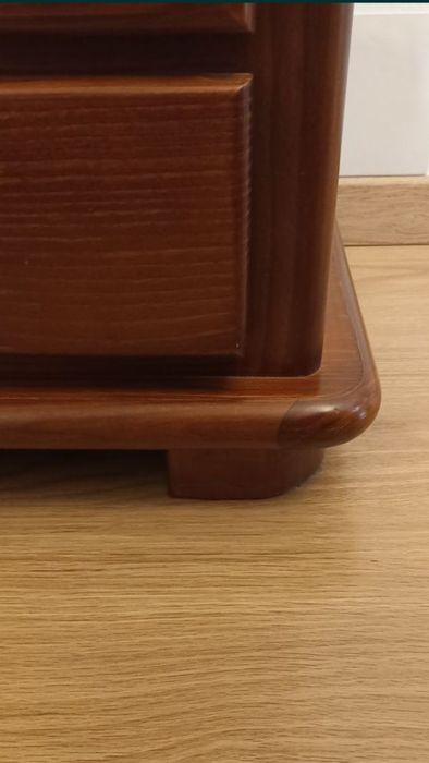 Duas mesas de cabeceira em madeira de carvalho. Valor unitário  70€