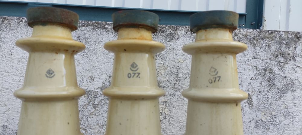 Lote de isoladores cerâmicos