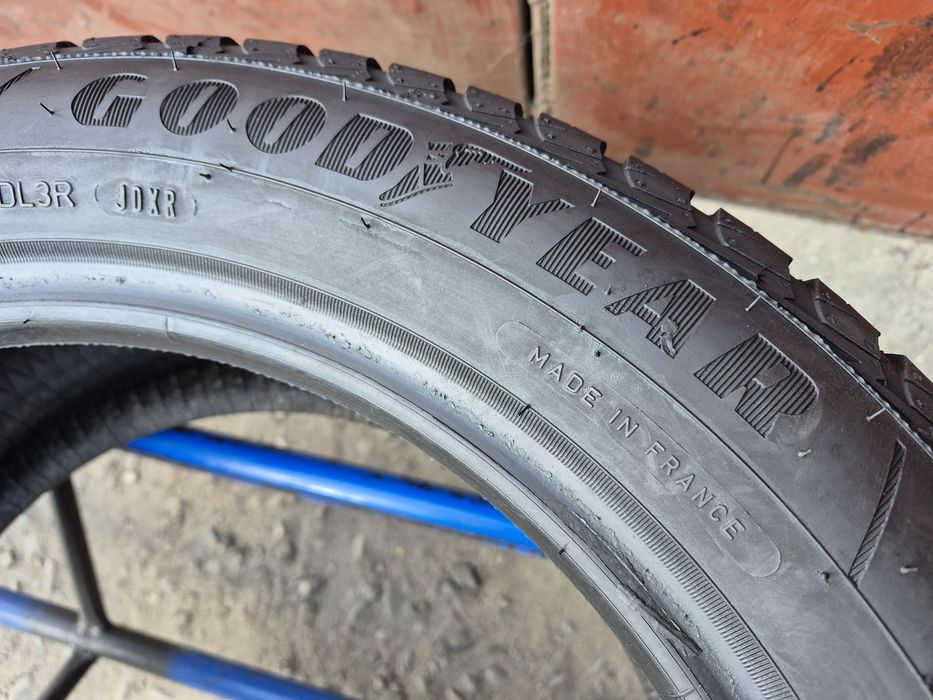 215/55/17 R17 GoodYear Vector4Seasons 2шт ціна за 1шт шини