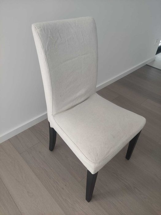 Cadeira IKEA com pés castanho-preto