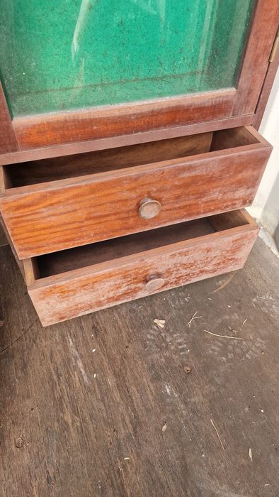 Armeiro em razoável estado.