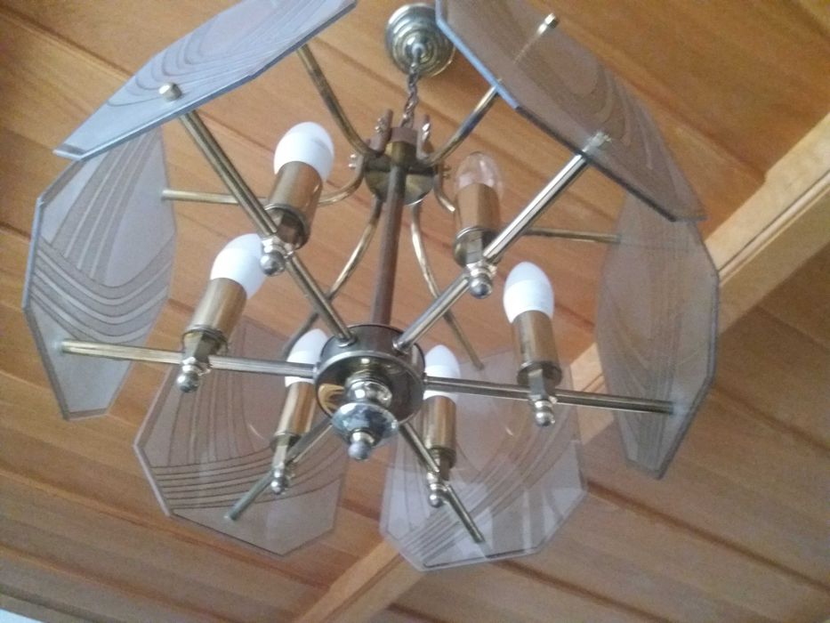 lampa wisząca zadbana z żarówkami
