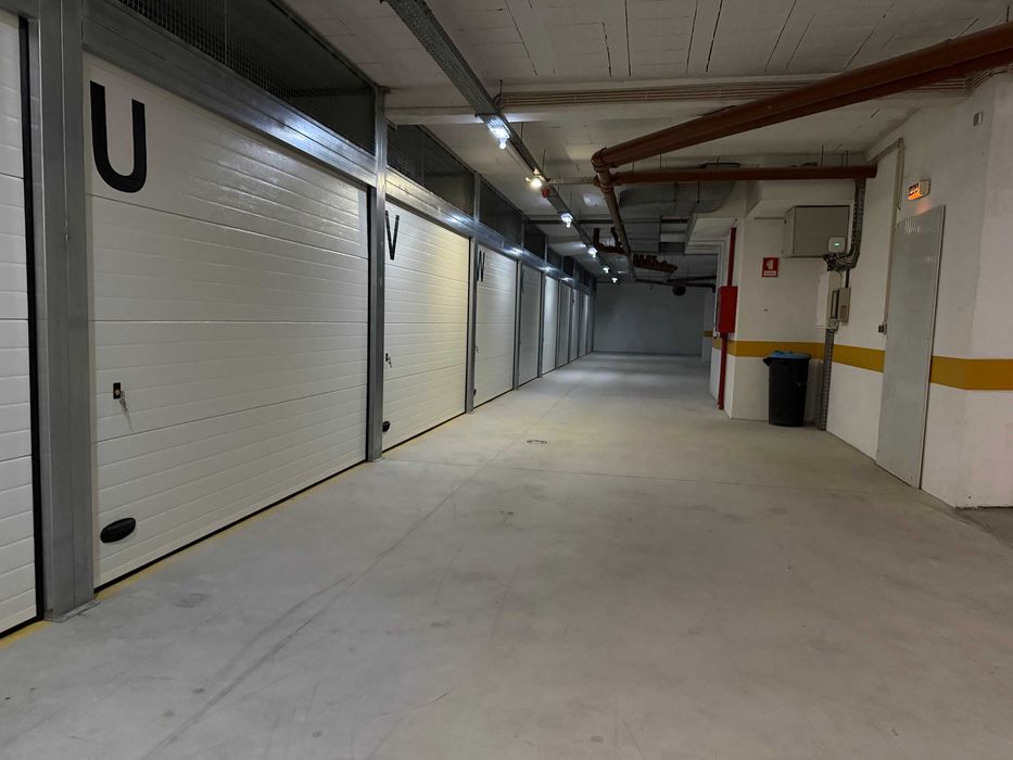 Arrendamento de garagem na Rua Dona Glória de Castro, 43