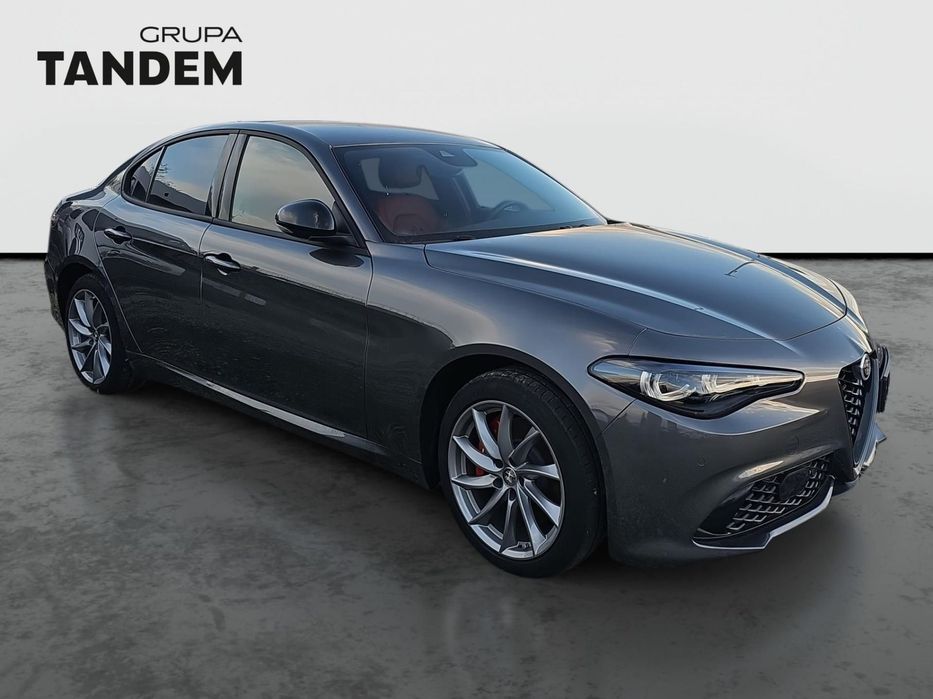 Alfa Romeo Giulia Gwarancja do 26.09.2029| Wyprzedaż | Czerwone skóry | Dostępny od ręki