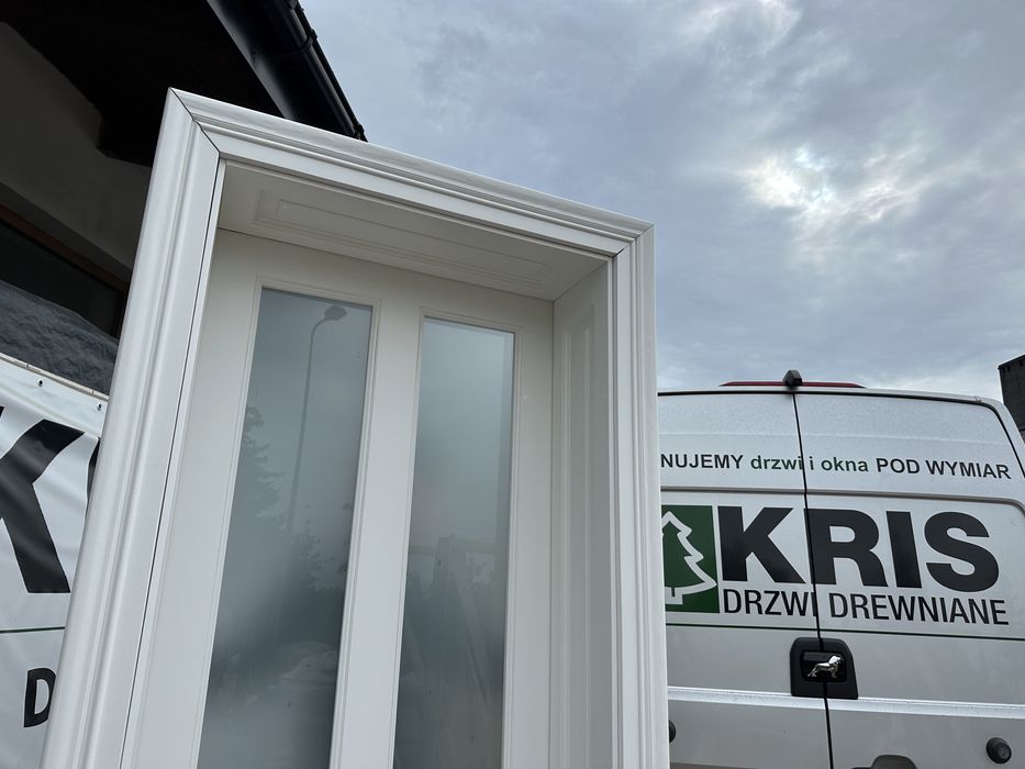 Drzwi drewniane lite sosnowe  białe z ościeżnicą kasetonową ozdobną