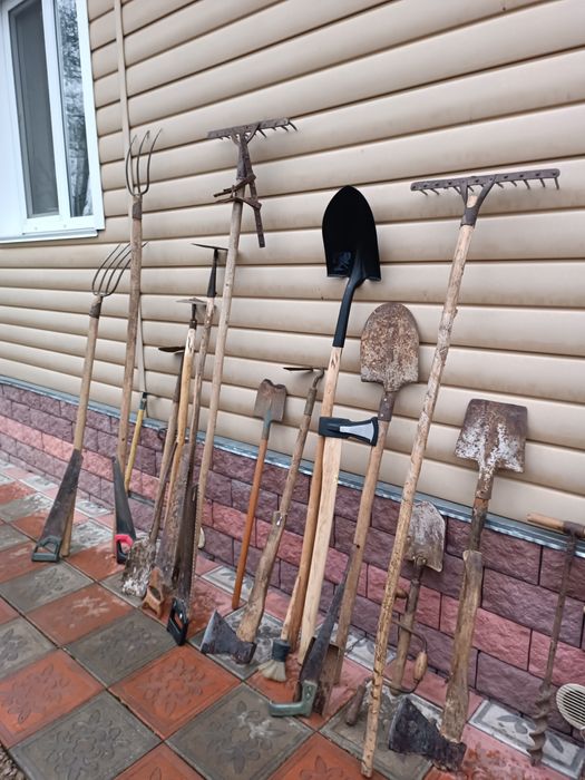 В продаже есть садовый инструмент времени СССР б/у.