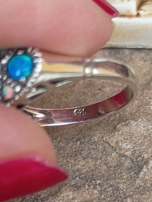 Srebrny pierścionek 925 z opalami.