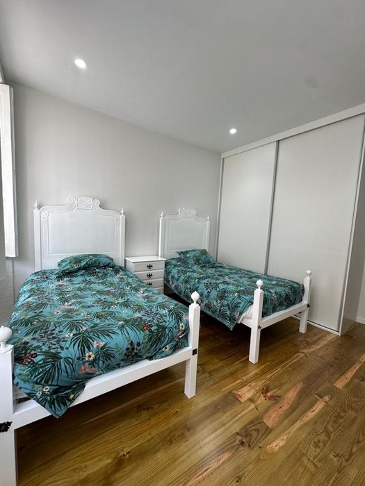 Vendo 2 camas pau santo + colchoes + meainha cebeceira