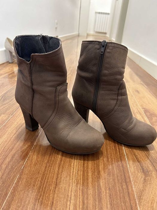 Botins castanhos de senhora