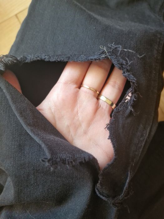 Czarne spodnie rurki z dziurami. STRADIVARIUSRozm. S