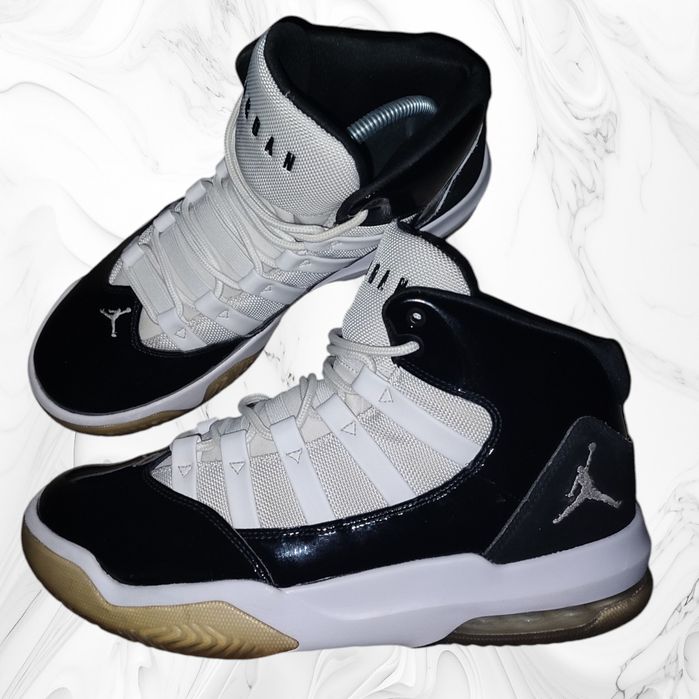 Кросівки оригінал JORDAN Air Max AURA black and white (Розмір 42)