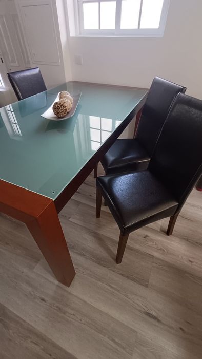 Mesa de sala de jantar com cadeiras