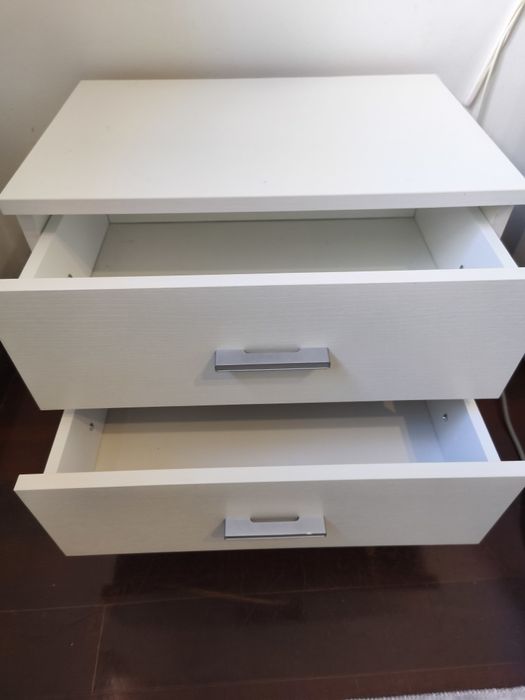 Mesa cabeceira branca