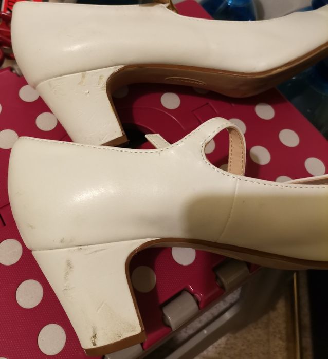 Białe czółenka Graceland