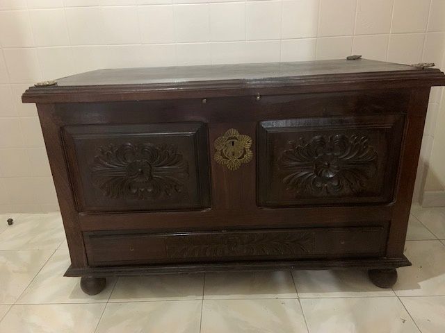 Arca de madeira escura