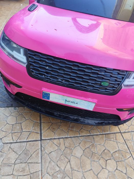Carro elétrico com comando e carregador