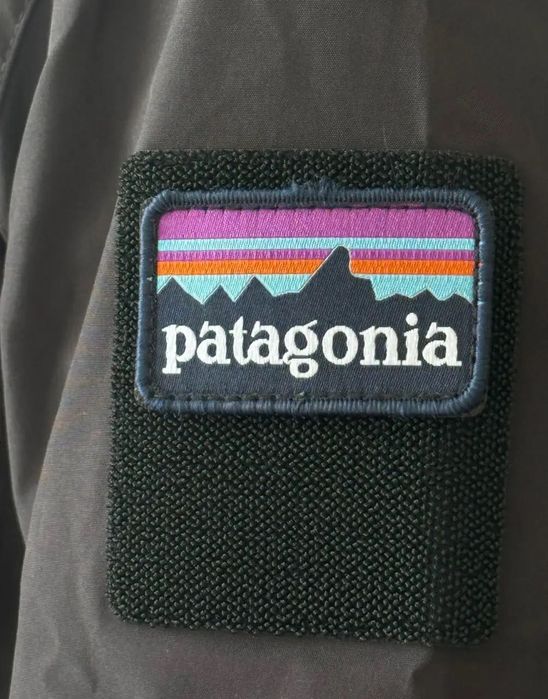 Водовідхтовхчуюча куртка-вітровка на осінь Patagonia чорна,з пат — zdjęcie 3