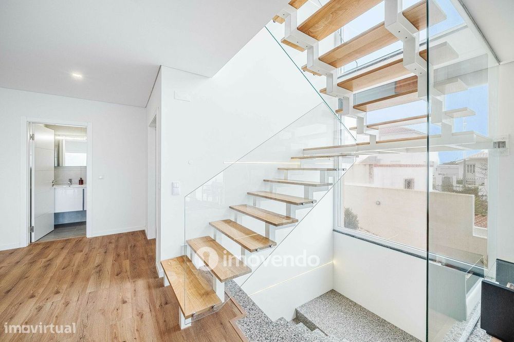 Moradia T3+1 moderna e exclusiva, com garagem e jardim, em Porto Salvo