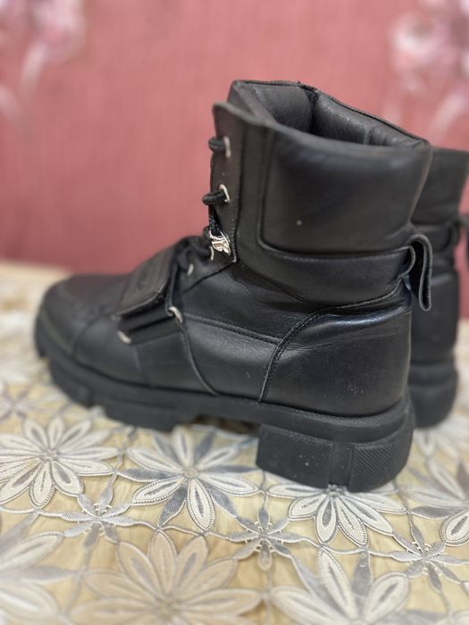 Продам зимние кожанные ботинки  39 р