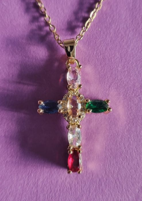 Colar dourado, em aço, com cruz colorida. Tem extensor.