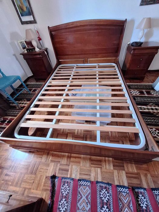 Cama de casal em cerejeira