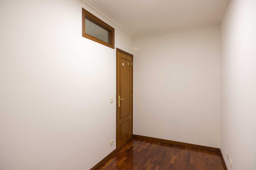Apartamento T2+1 renovado com garagem fechada | Mafamude