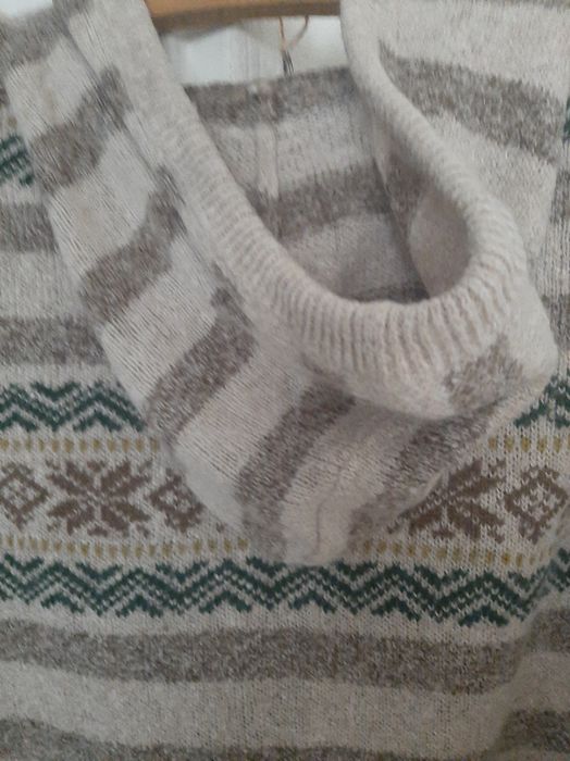 Sweter z kapturem
