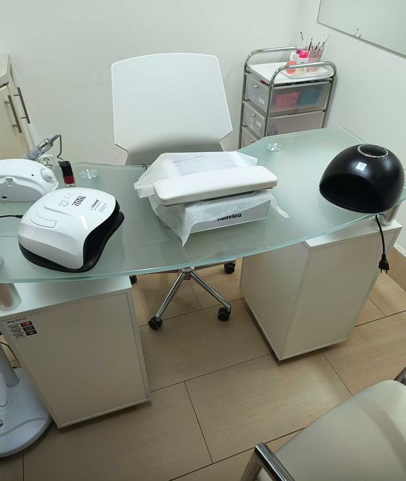 Elegancki funkcjonalny stolik do manicure