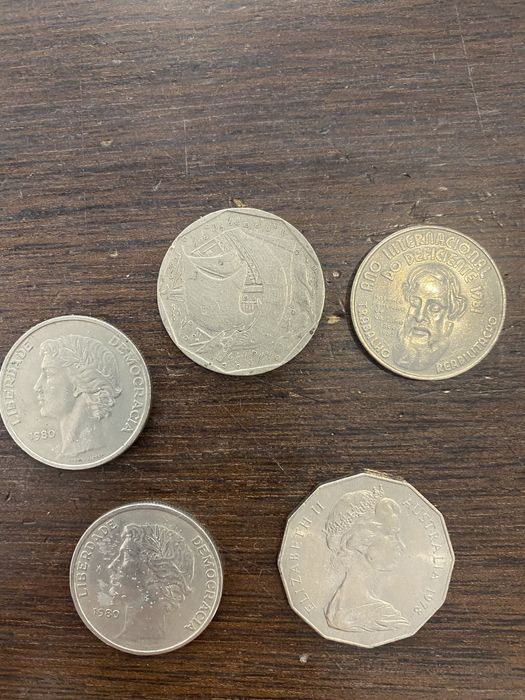 Moedas de colecao variadas