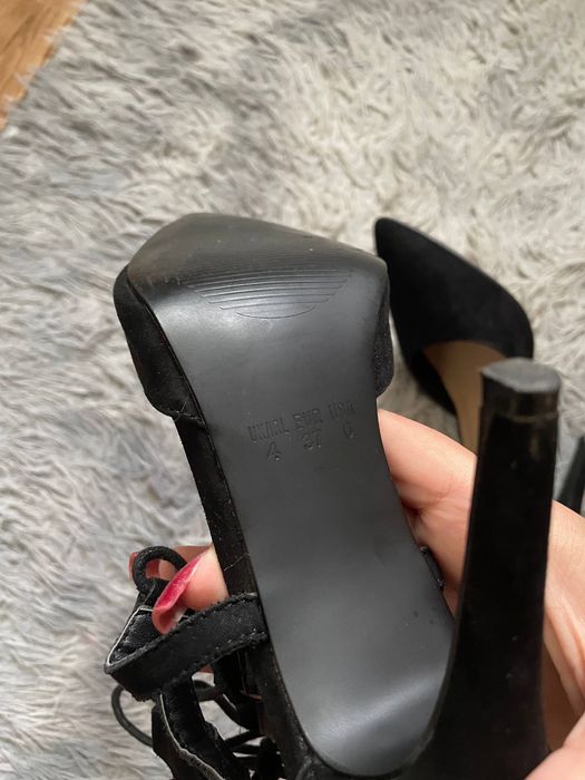 чорні туфлі на шпильці