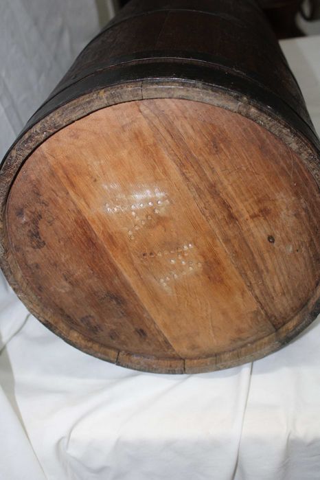 Barril em Carvalho Português, inicio sec XIX, Chapeleiro\bengaleiro