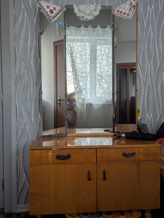 Терміново продається трюмо з дзеркалом
