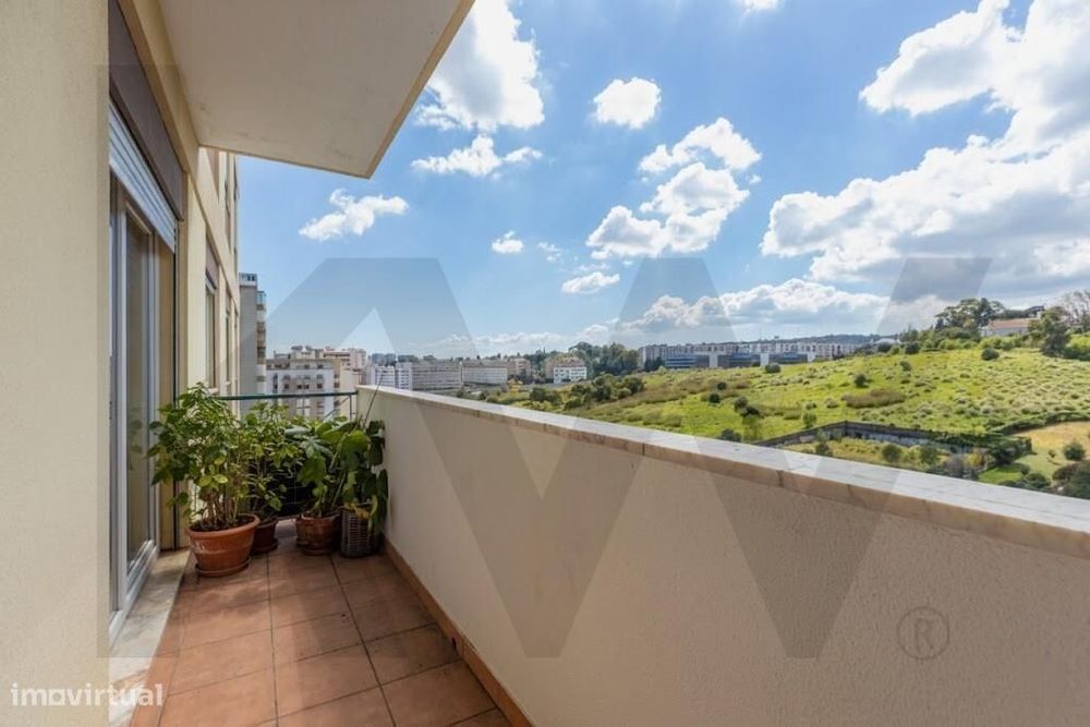 T4 com Varanda e  Vista Panorâmica sobre o Parque Bensaúde – Laranjeir