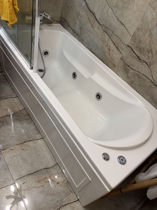Banheira hidromassagem com painel extraivel