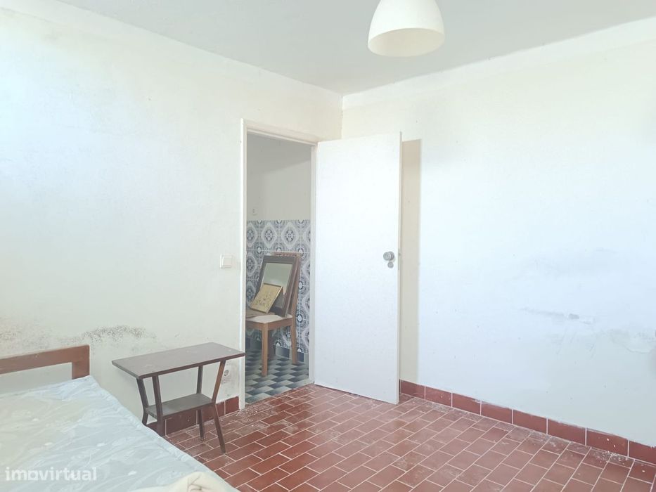 Apartamento T0 para remodelação total.