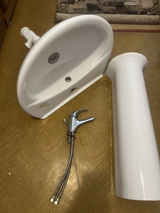 Umywalka z baterią i lustro z kinkietem do łazienki