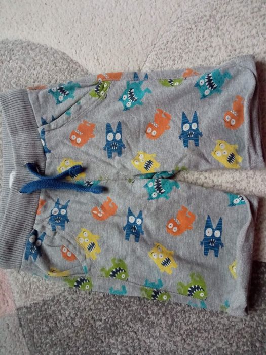 Szare krótkie spodenki dresowe w kolorowe stworki r. 110-116, 4-5 lat