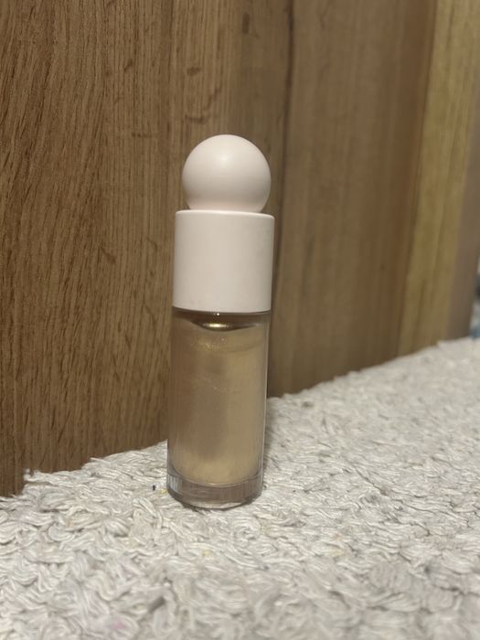 Rare Beauty Positive Light Liquid Luminizer rozświetlacz Outshine