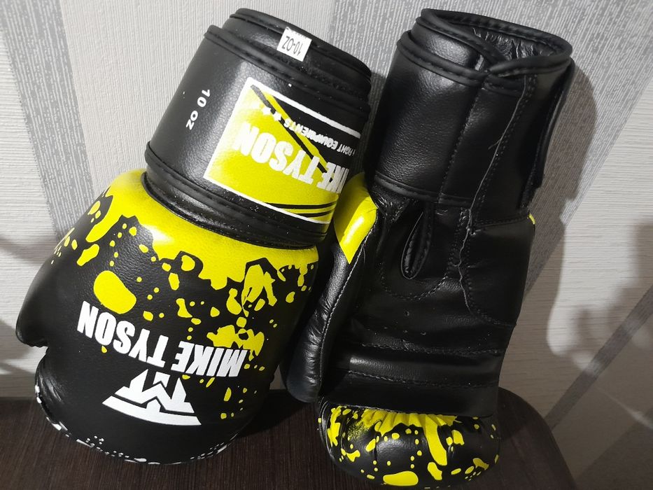 Боксерські рукавички марки Mike Tyson, модель MA-4263.