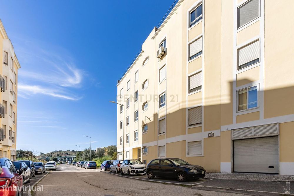 Apartamento de 2 quartos com terraço, garagem e arrecadação em Rio de