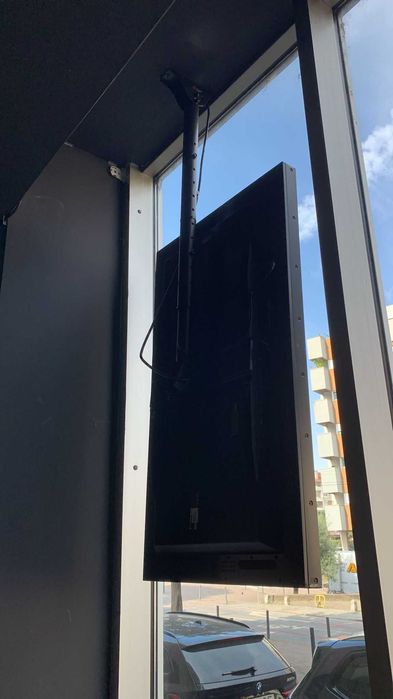 TV LG 49” Alta Luminosidade (2.500 nits) para Vitrine