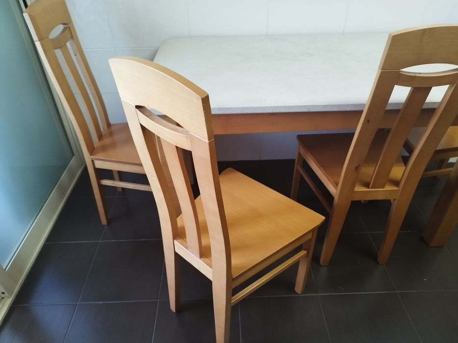 Mesa em madeira maciça