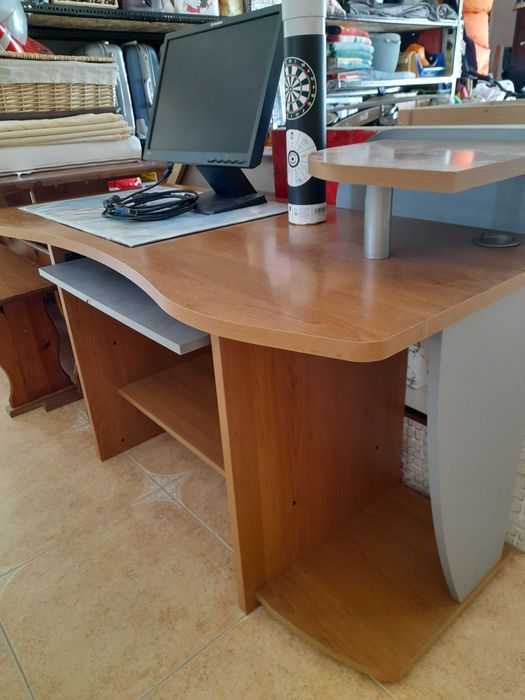 Secretária madeira com dois patamares apoio inferior móvel