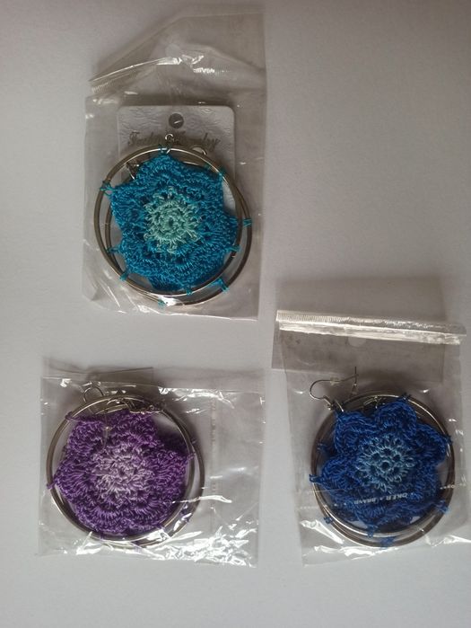 Kolczyki koła z szydełkowym motywem