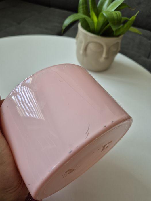 Różowa szklana osłonka doniczka na kwiaty używana