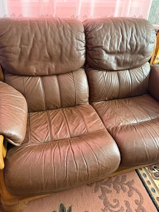 Коричневий шкіряний диван
