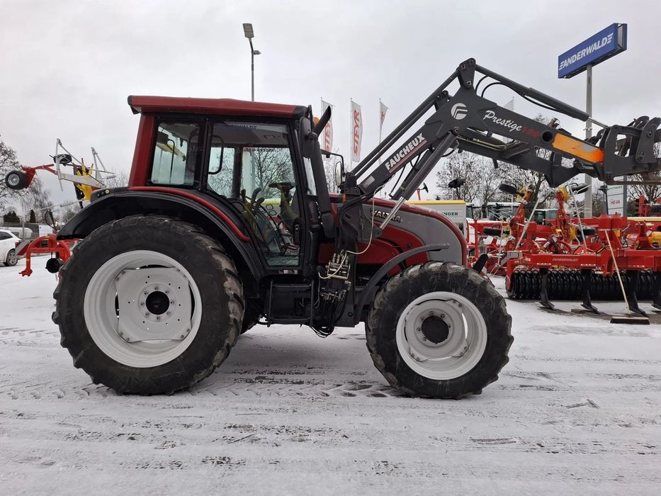 Valtra N91  Valtra N91 z ładowaczem czołowym Faucheux